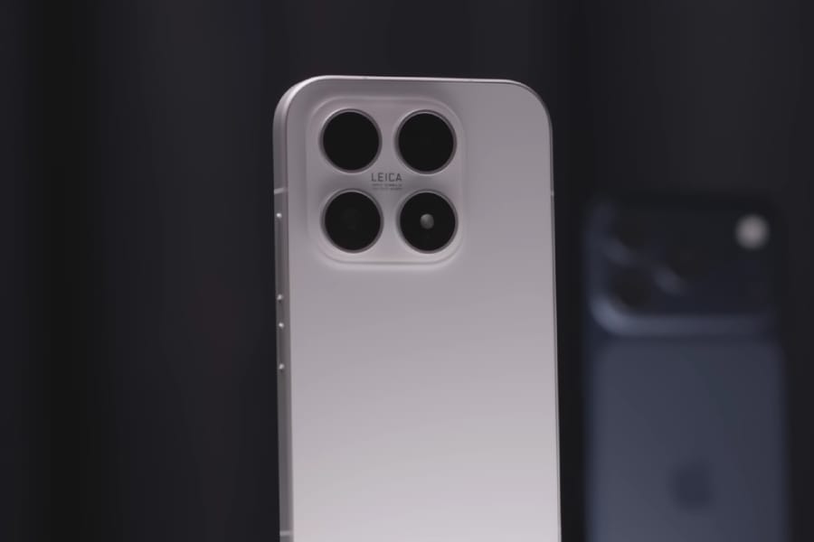 Desain bodi depan smartphone dengan Spesifikasi Xiaomi 17 Max yang menggunakan layar datar OLED (Photo: Xiaomi, Digital Chat Station)