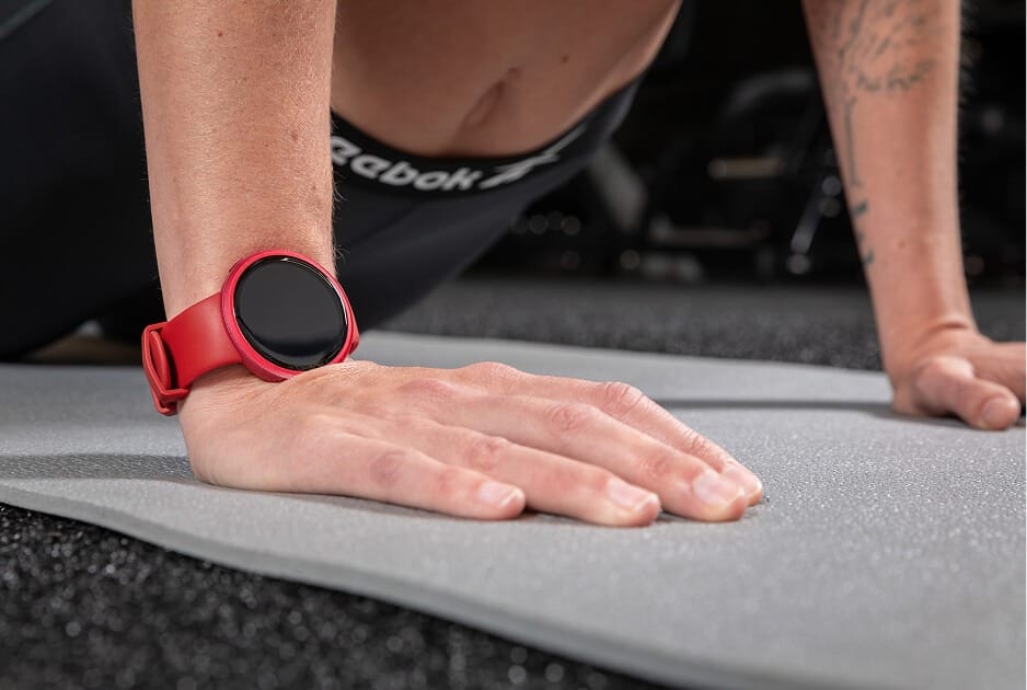 Desain sporty Reebok Rush Smartwatch dengan layar LCD bulat (Photo: Reebok, Gizmochina)