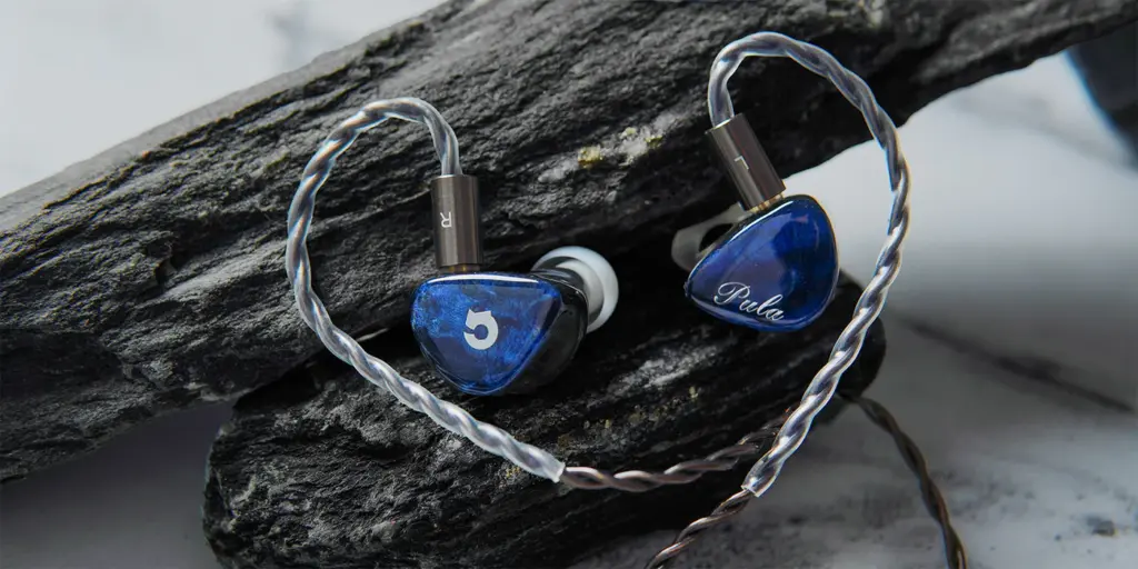 Detail bodi kayu biru pada Pula Unicrom IEM single driver (Photo: Headphone Zone, Pula)