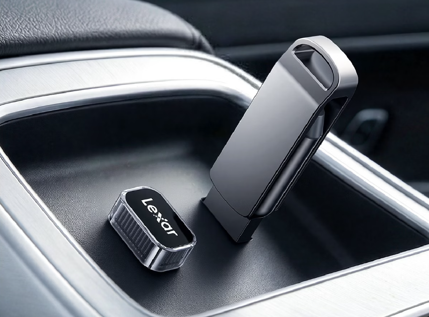 flash drive USB 3.2 untuk mobil dengan konektor USB-A dan USB-C (Photo: Lexar)