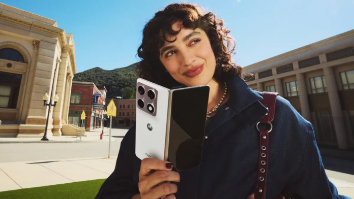 grafik pasar yang menjelaskan mengapa ponsel lipat melambat di 2025 (Photo: Samsung, Apple)