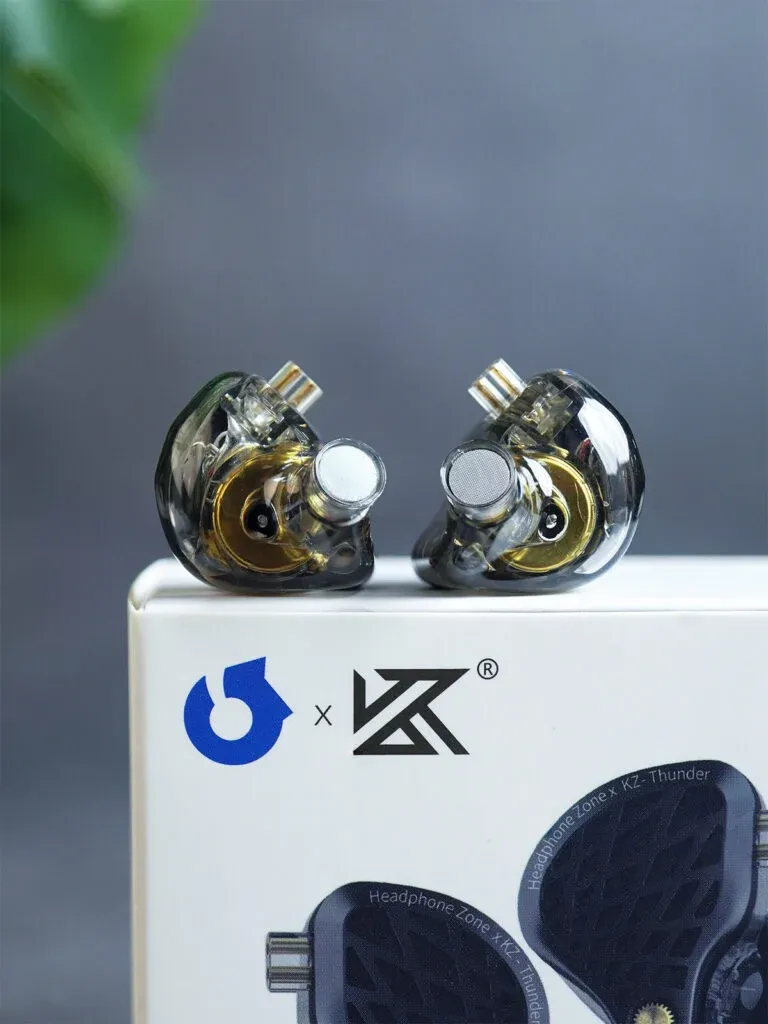 Headphone Zone x KZ Thunder dengan desain resin transparan yang memperlihatkan komponen internal (Photo: Headphone Zone, KZ)