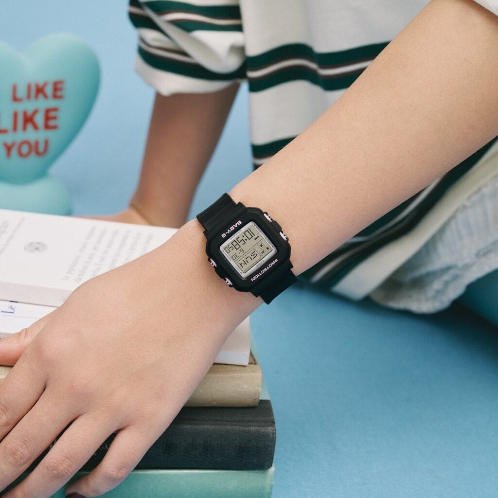 jam tangan convertible Baby-G dengan strap pink dan hitam (Photo: Casio, Baby-G)