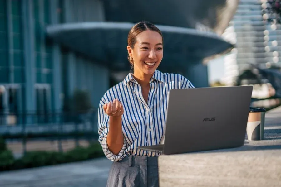 Laptop Asus ExpertBook B5 G2 terbaru dengan dukungan Intel Core Ultra (Photo: Asus, Microsoft) Laptop Asus ExpertBook B5 G2 terbaru dengan dukungan Intel Core Ultra (Photo: Asus, Microsoft)