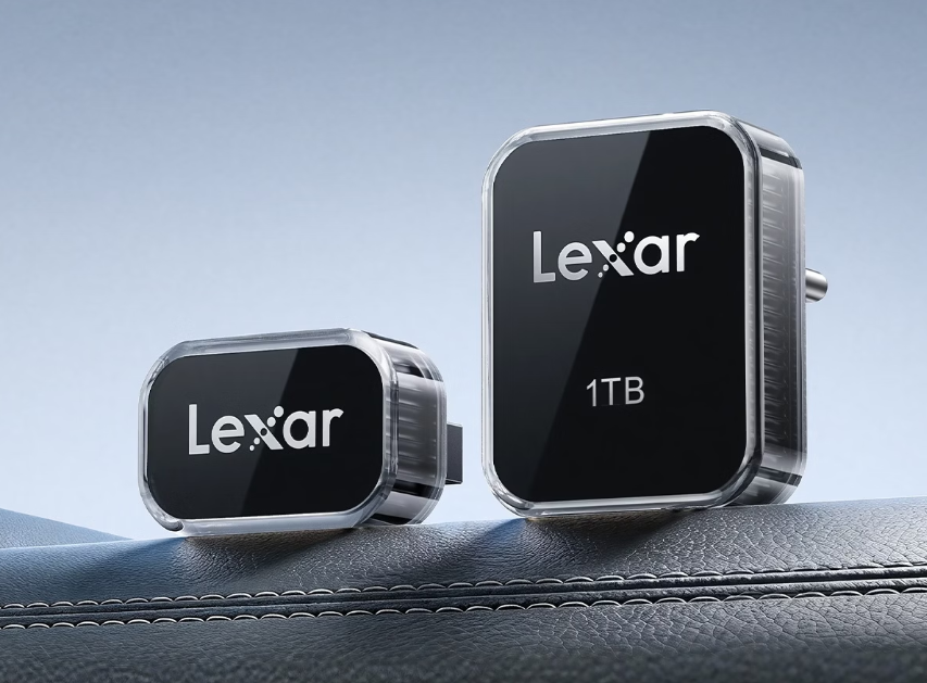 Lexar JumpDrive A50V dan C50V 1TB untuk dashcam dipasang di port USB mobil (Photo: Lexar)