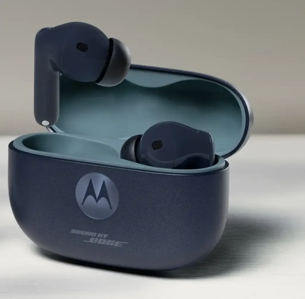 Moto Buds 2 Plus Sound by Bose dengan case vertikal warna biru (Photo: Motorola, Bose)
