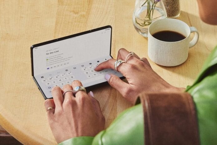 perbandingan desain untuk pangsa pasar ponsel lipat (Photo: Samsung, Apple)