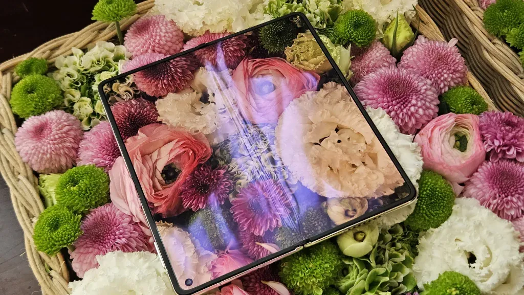 Pilihan warna Nebula Red dan Brocade White Huawei Mate X7 (Photo: Huawei, GadgetDIVA)