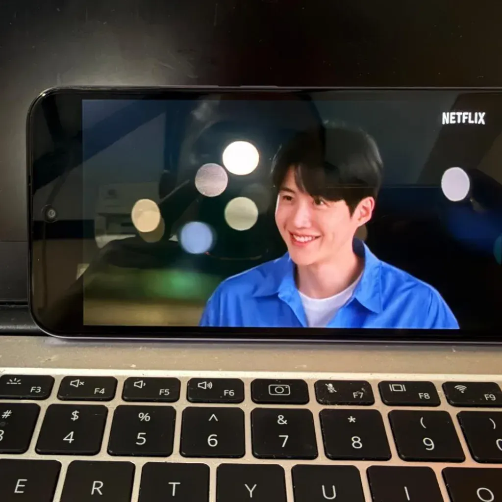 Review realme C85 Pro Lengkap menunjukkan desain bodi tangguh (Photo: realme, GadgetDIVA)